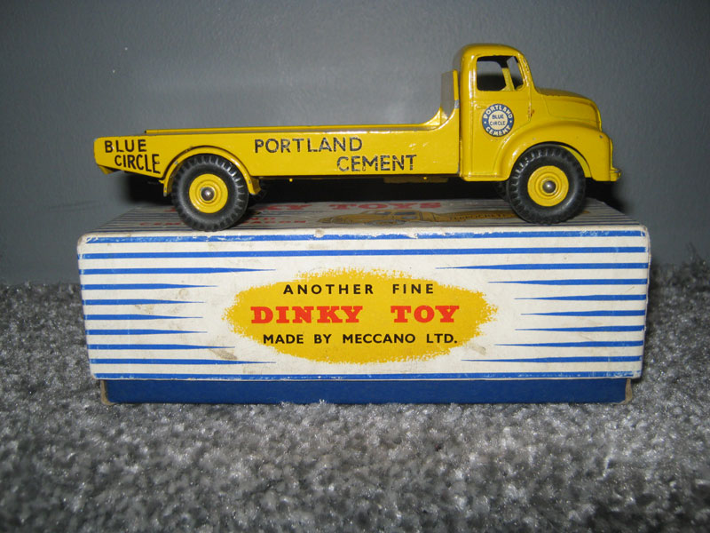 Dinky Toys 533 Leyland Comet Cement Wagon, Yellow Body and Hubs Portland Blue Circle Cement