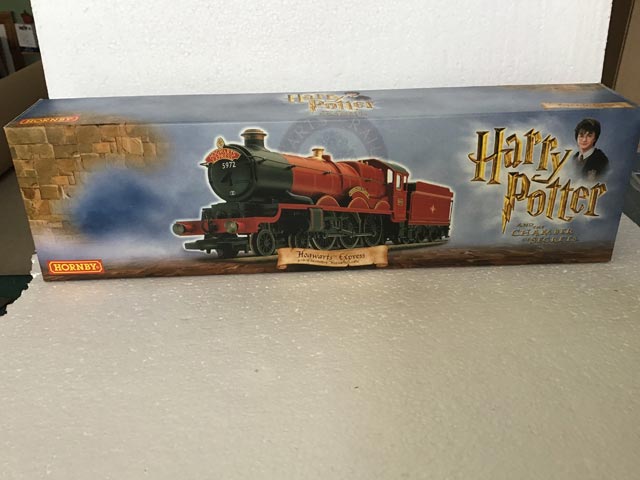 Hornby R3804 Hogwarts Express Locomotive Hogwarts Castle 5972 4-6-0 - Aquitania Collectables