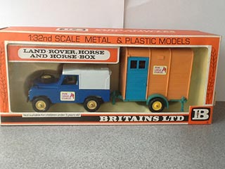 Britains Farm Toys No 9573 Land Rover Horse Box Pine Lodge Stables - Aquitania Collectables