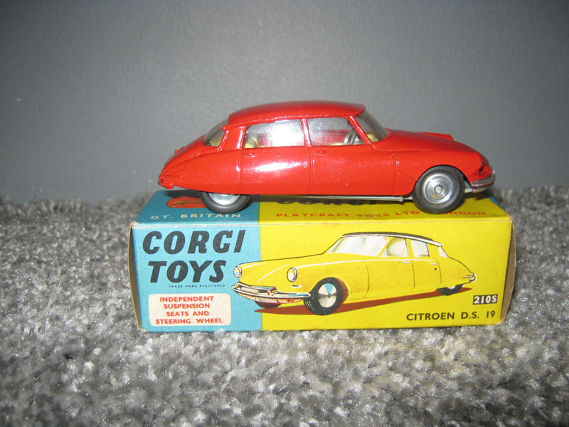 Corgi Toys 210S Citroen D.S. 19 Red Body Lemon Interior