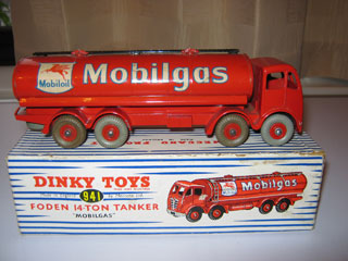 Dinky Toys 941 Foden 14-Ton Tanker Mobilgas